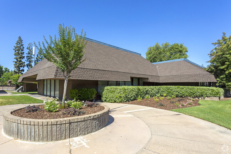 2350 W Shaw Ave, Fresno, CA à louer - Photo de l’immeuble – Image 2 sur 8