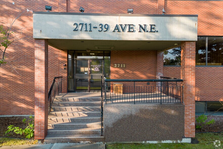 2711 39th Ave NE, Calgary, AB à louer - Photo de l’immeuble – Image 2 sur 6
