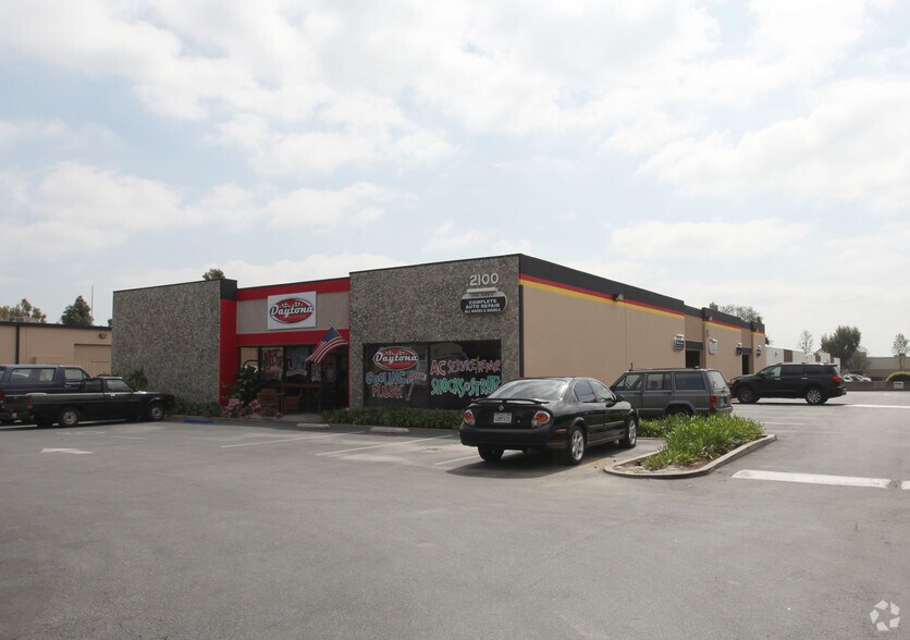 2100 E McFadden Ave, Santa Ana, CA à louer - Photo principale – Image 1 sur 15