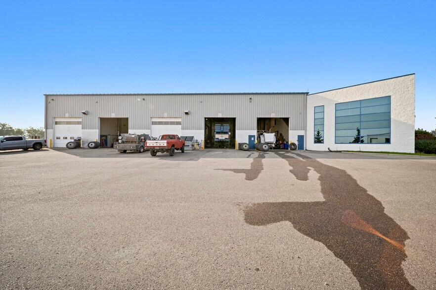 8014 Edgar Industrial Cres, Red Deer, AB à louer - Photo de l’immeuble – Image 2 sur 11