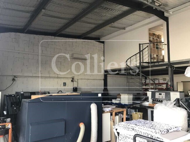 Plus de détails pour Local d'activités à louer