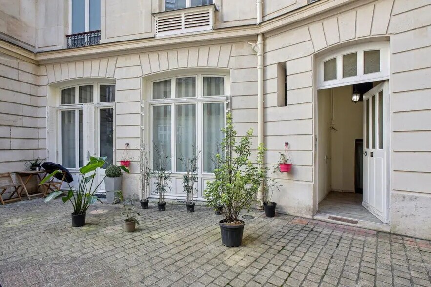 2 Avenue De Messine, Paris à louer - Photo de l’immeuble – Image 3 sur 9