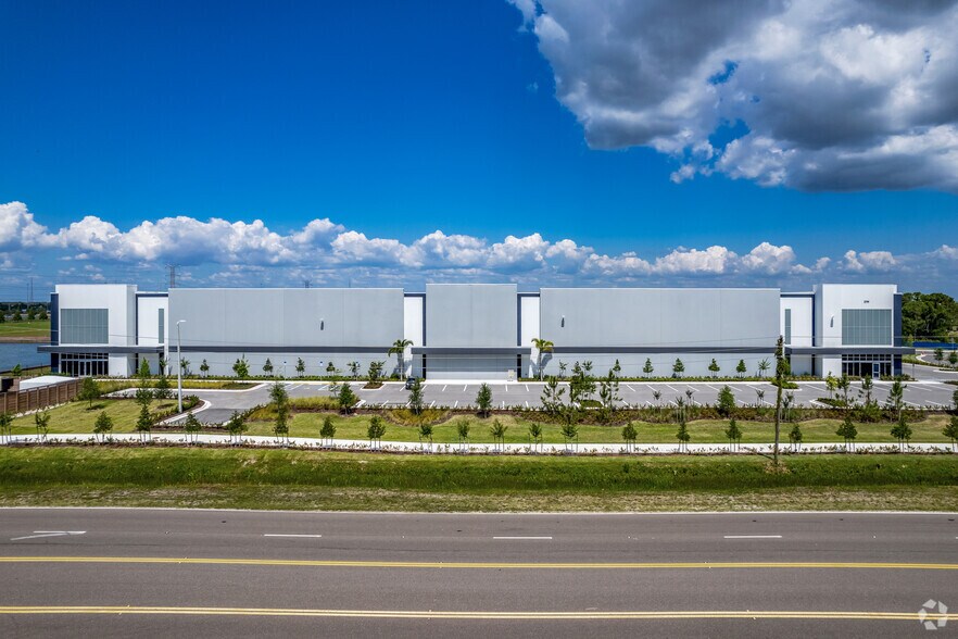 2799 Gateway Centre Pky, Saint Petersburg, FL à louer - Photo de l’immeuble – Image 3 sur 6