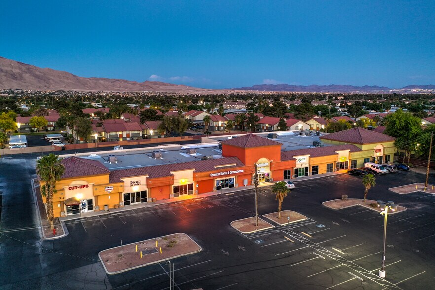 348-350 N Nellis Blvd, Las Vegas, NV à louer - Photo de l’immeuble – Image 3 sur 9