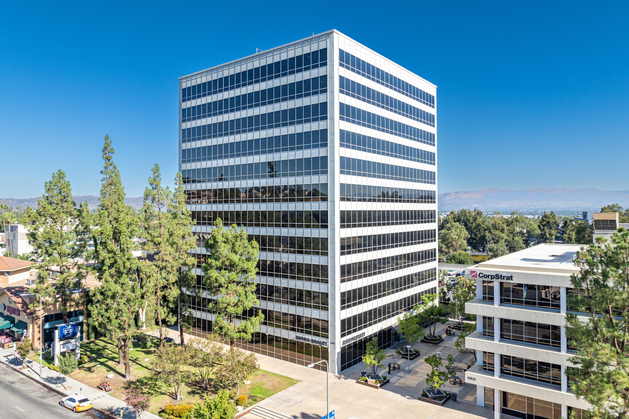 21031 Ventura Blvd, Woodland Hills, CA à louer Photo principale– Image 1 sur 13