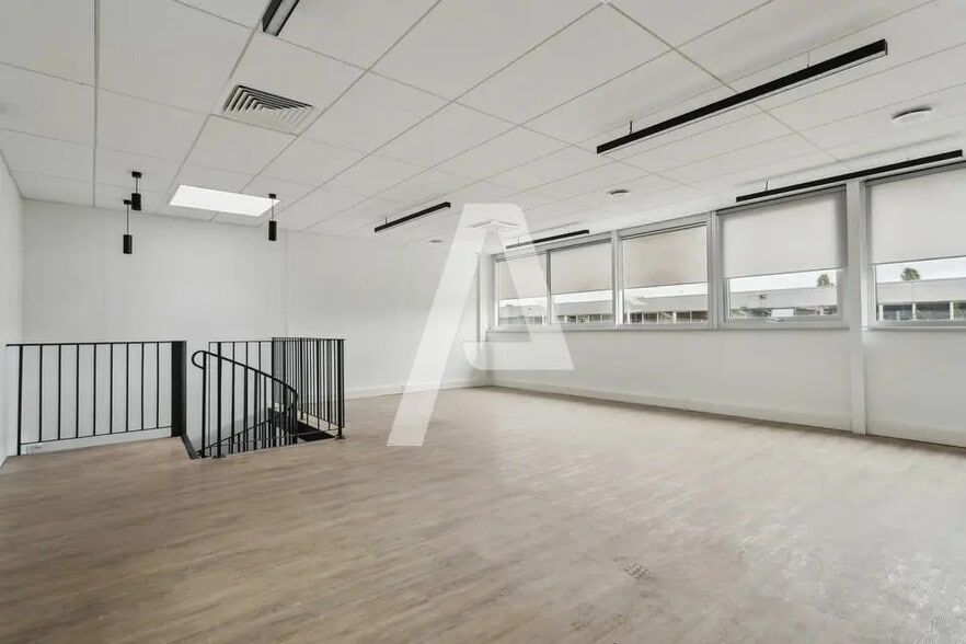 Local d’activités dans Bonneuil-sur-Marne à louer - Photo de l’immeuble – Image 2 sur 8