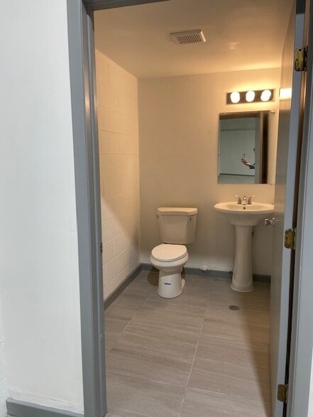 24610-24624 N River Rd, Mount Clemens, MI à louer - Photo intérieure – Image 2 sur 6