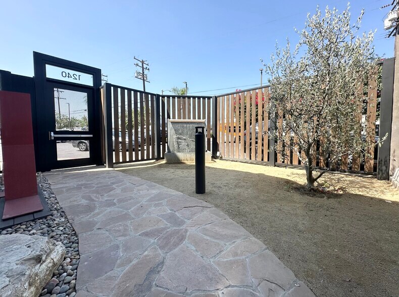 1241-1245 San Fernando Rd, San Fernando, CA à louer - Photo de l’immeuble – Image 1 sur 6