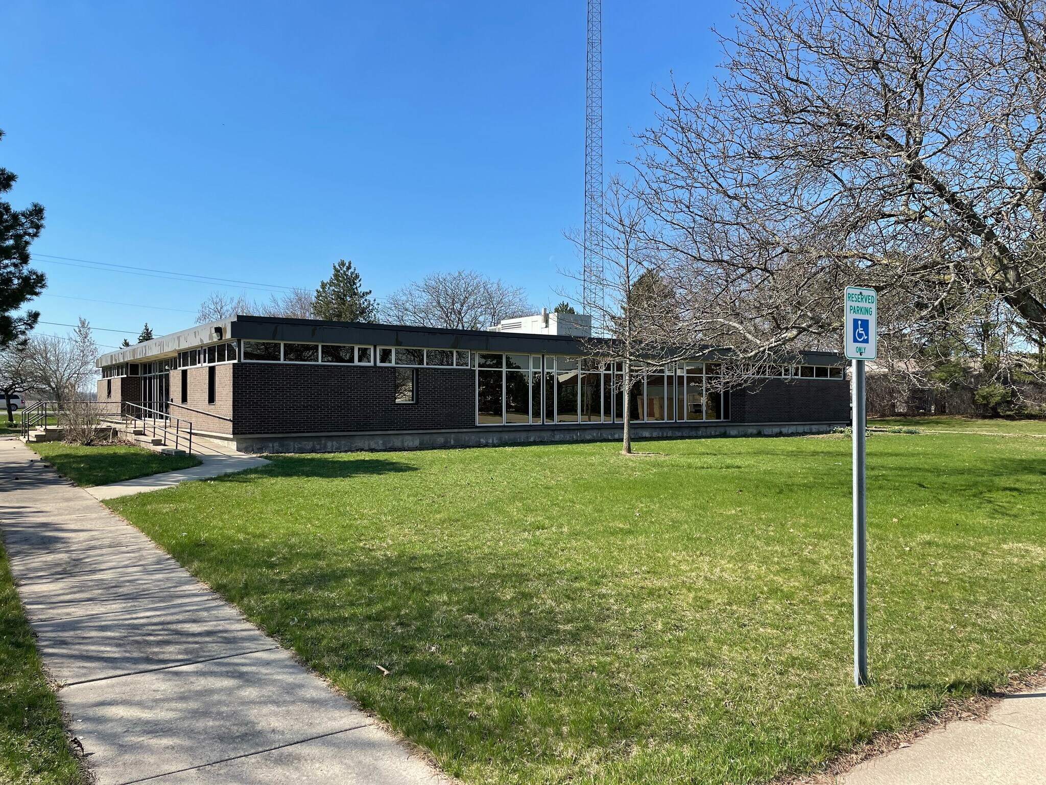 55 E Morley Dr, Saginaw, MI à vendre Photo de l’immeuble– Image 1 sur 3