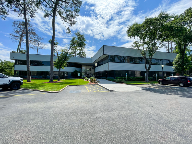 333 N Rivershire Dr, Conroe, TX à louer - Photo de l’immeuble – Image 1 sur 16