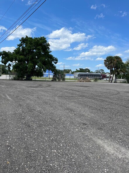3077 SE Dixie Hwy, Stuart, FL à louer - Photo principale – Image 1 sur 7