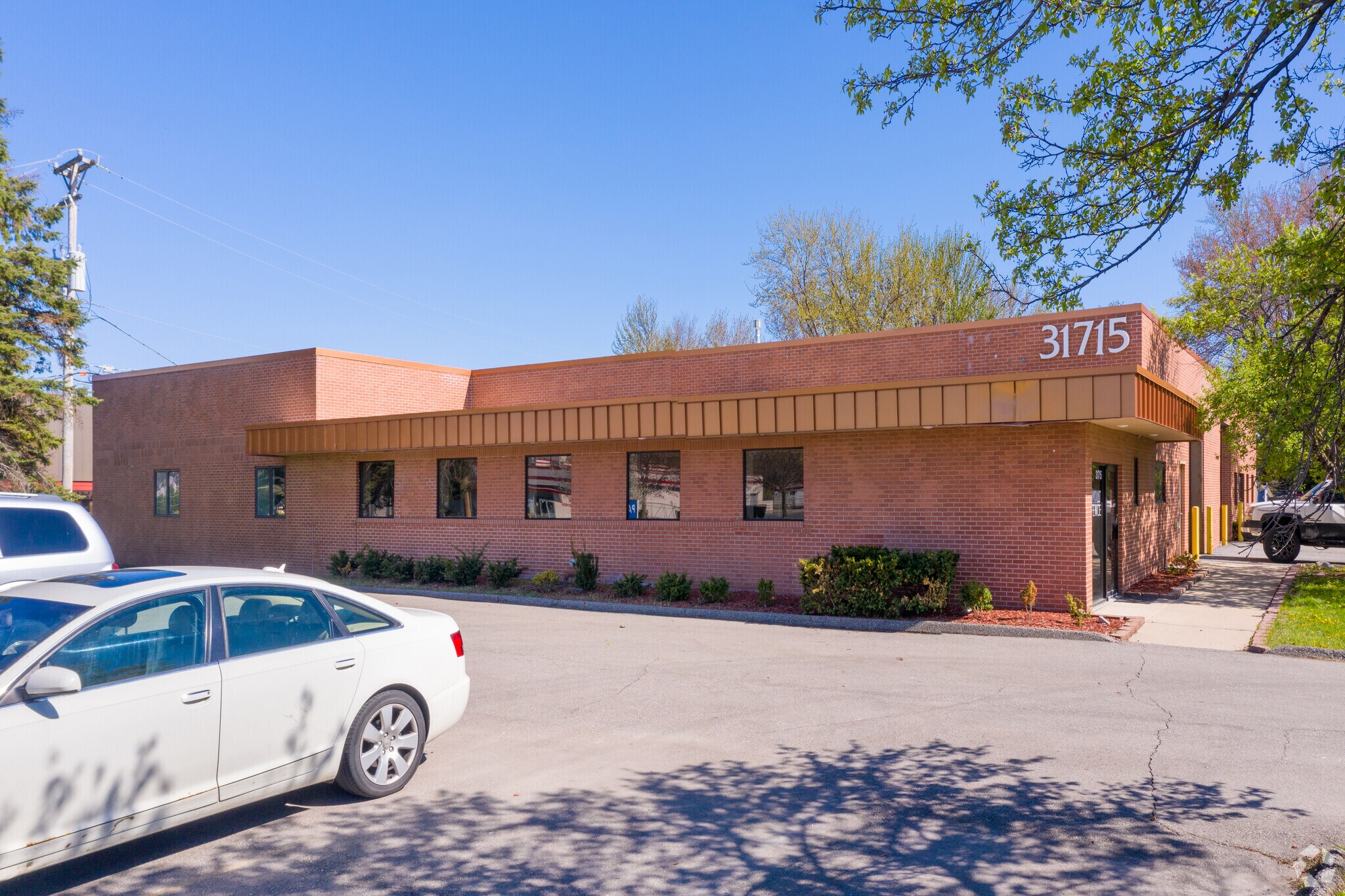 31711-31715 W 8 Mile Rd, Livonia, MI à louer Photo principale– Image 1 sur 11