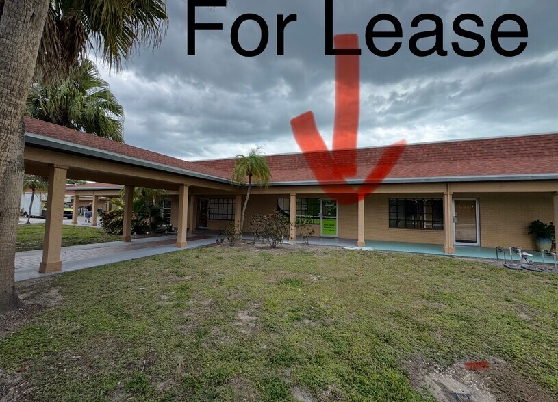 7050 Winkler Rd, Fort Myers, FL à louer - Photo de l’immeuble – Image 3 sur 9