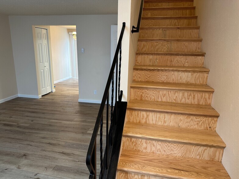 2433 SE 139th Ave, Portland, OR à vendre - Photo de l’immeuble – Image 2 sur 23
