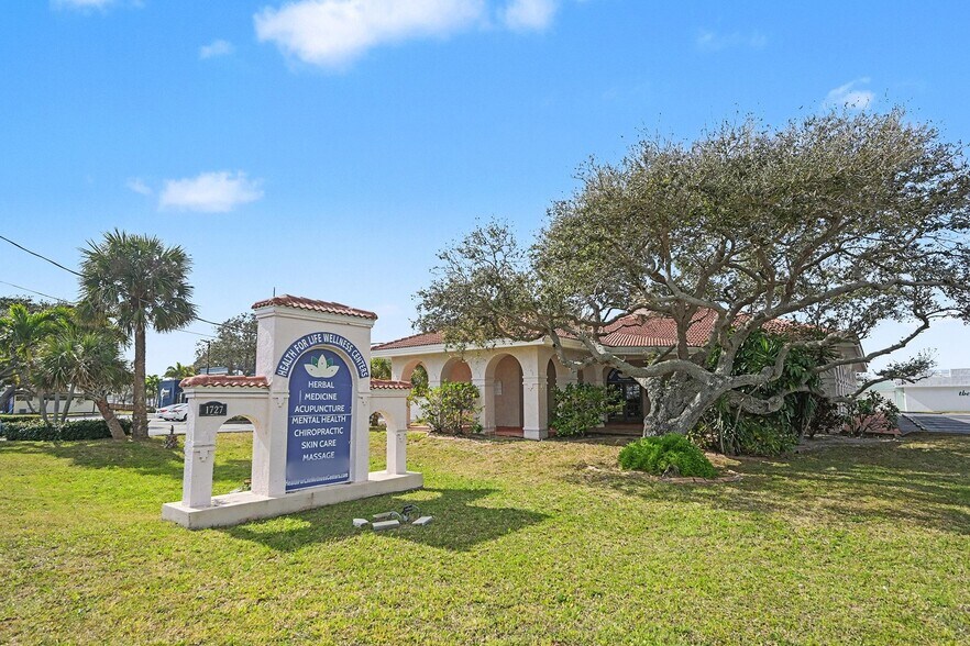 1727 N Atlantic Ave, Cocoa Beach, FL à vendre - Photo de l’immeuble – Image 1 sur 36