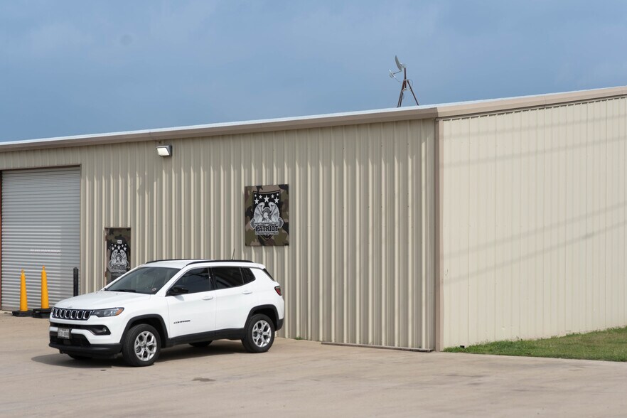 681 Eastgate Rd, Midlothian, TX à louer - Photo de l’immeuble – Image 3 sur 8