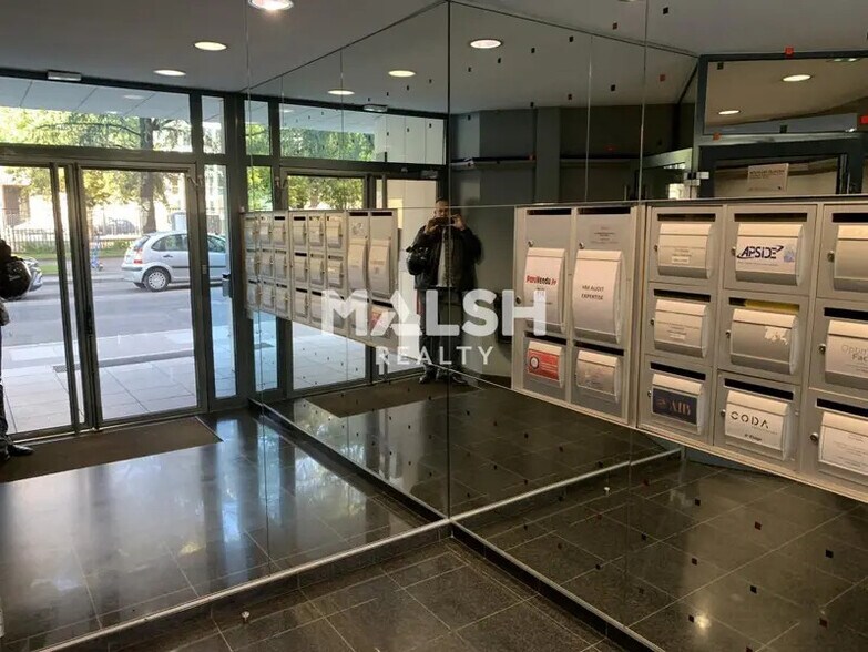 Bureau dans Lyon à vendre - Hall d’entrée – Image 2 sur 14
