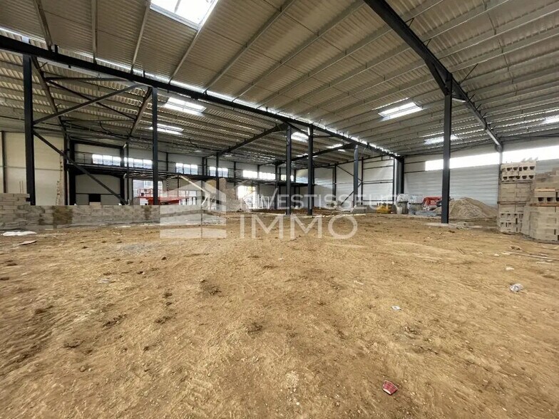 Local d’activités dans La Queue-en-Brie à louer - Photo de l’immeuble – Image 1 sur 7