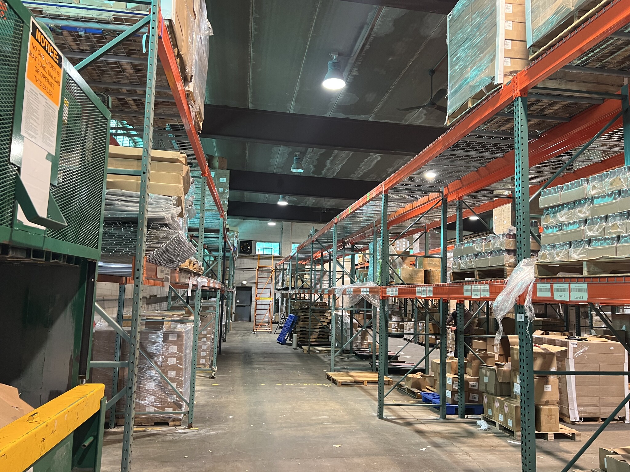 6501 N Avondale Ave, Chicago, IL à louer Photo intérieure– Image 1 sur 17