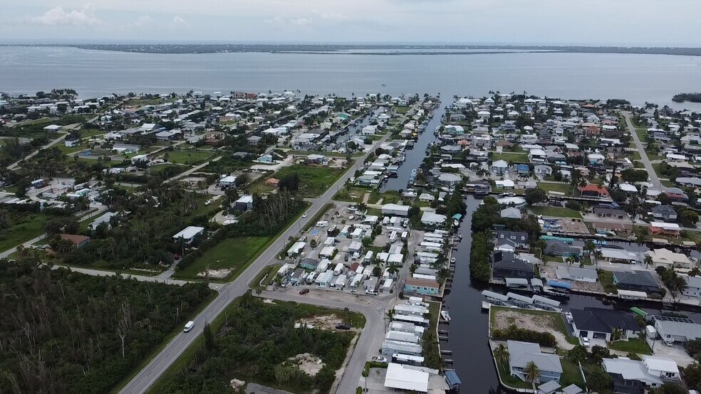 2581 Oleander St, Saint James City, FL à vendre - Photo de l’immeuble – Image 1 sur 7