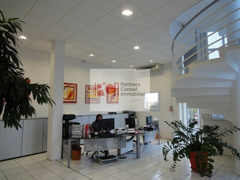 Local d’activités dans Lunel à louer - Photo intérieure – Image 2 sur 3