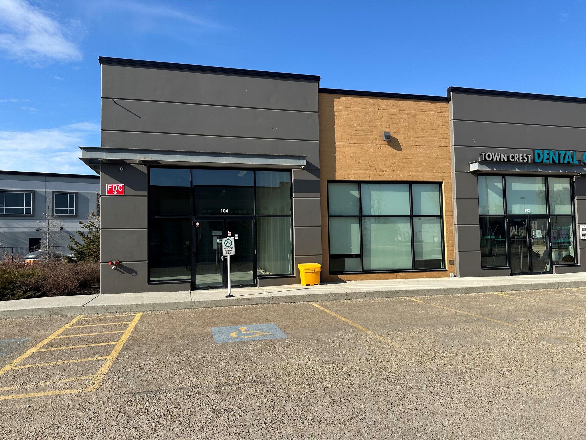 121 Towne Crest Rd, Fort Saskatchewan, AB à louer Photo de l’immeuble– Image 1 sur 3
