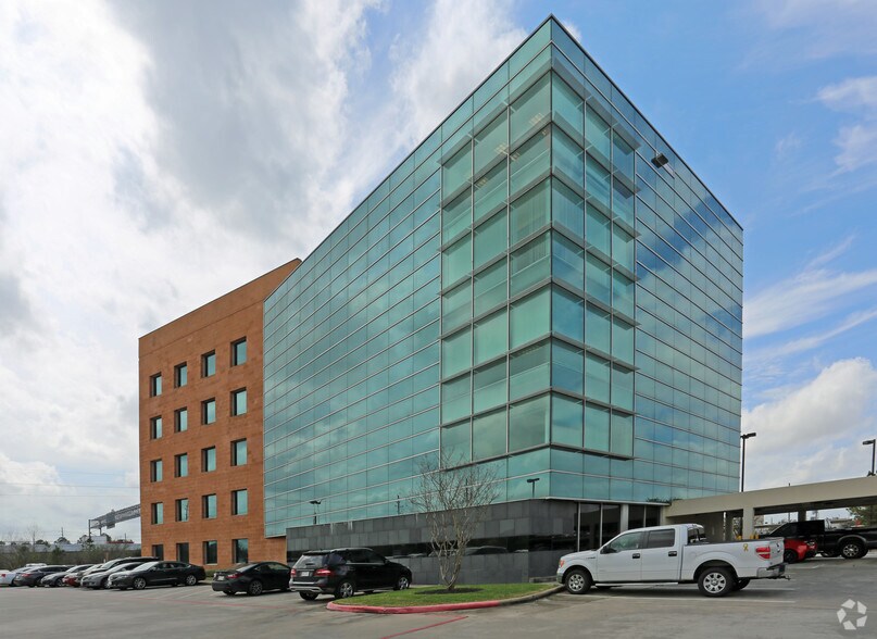7908 N Sam Houston Pky W, Houston, TX à louer - Photo de l’immeuble – Image 3 sur 3