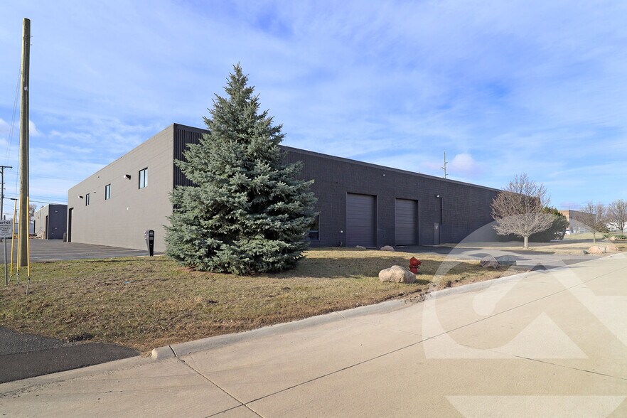 37105 Industrial Rd, Livonia, MI à louer - Photo de l’immeuble – Image 1 sur 1