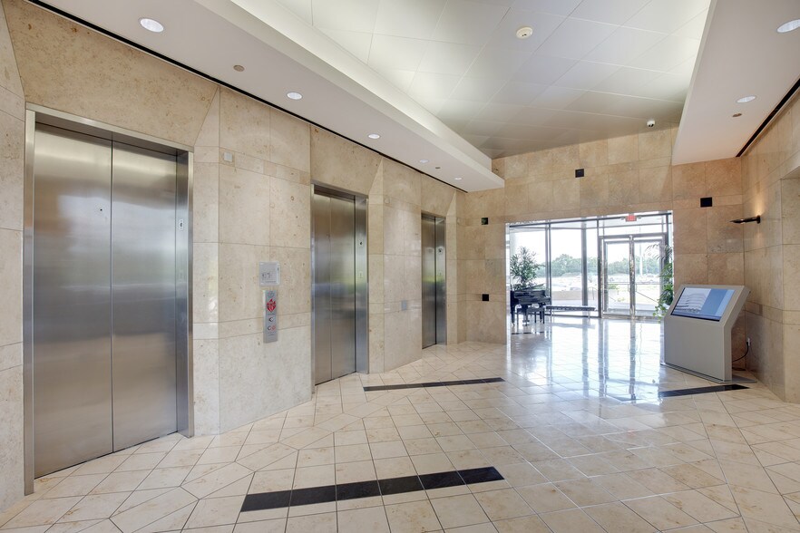 9301 Southwest Fwy, Houston, TX à vendre - Hall d’entrée – Image 3 sur 7