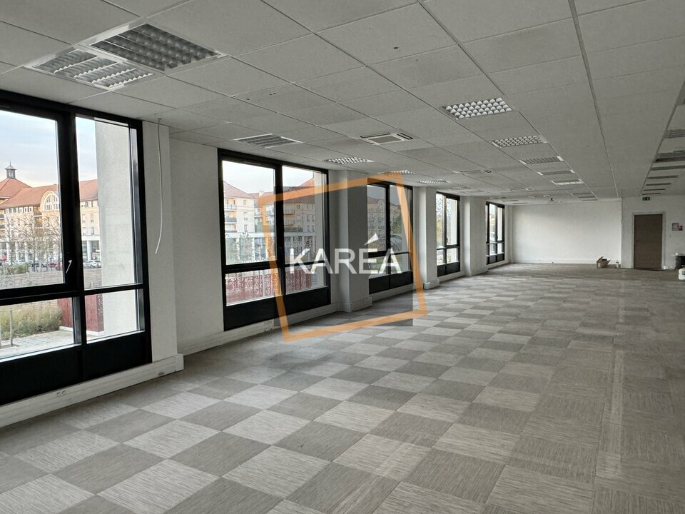 Bureau dans Bussy-Saint-Georges à louer Photo intérieure– Image 1 sur 10