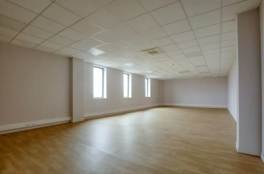 Local d'activités dans Persan à vendre - Photo intérieure – Image 3 sur 3