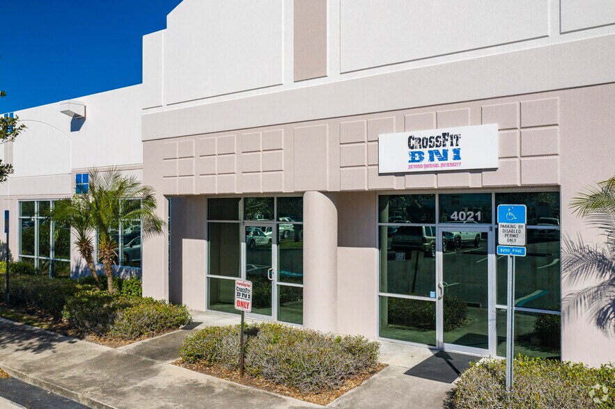 4015-4037 Crescent Park Dr, Riverview, FL à louer - Photo de l’immeuble – Image 3 sur 17
