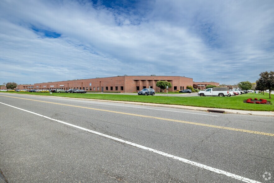 701 Koehler Ave, Ronkonkoma, NY à louer - Photo de l’immeuble – Image 3 sur 5