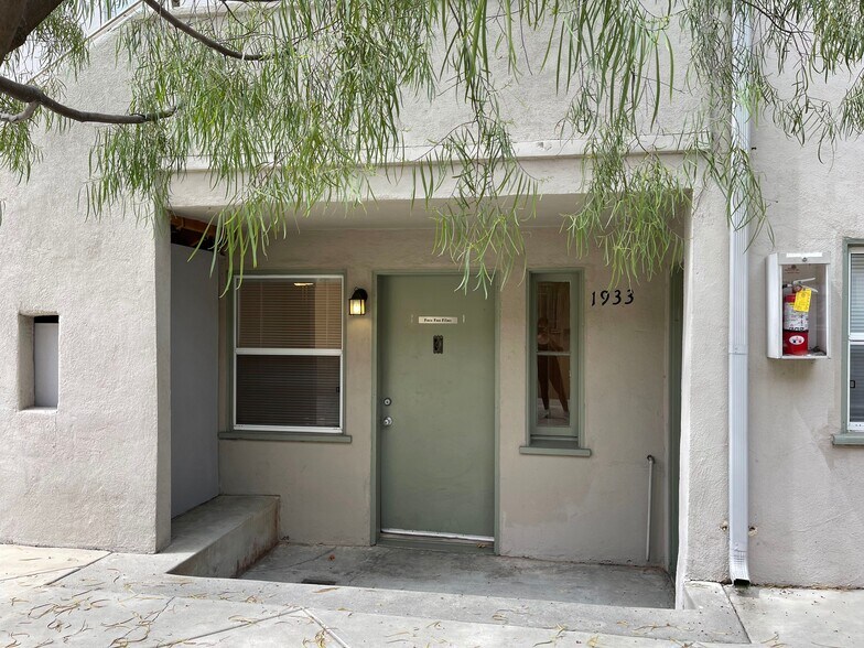 1933 Hillhurst Ave, Los Angeles, CA à louer - Photo de l’immeuble – Image 2 sur 6