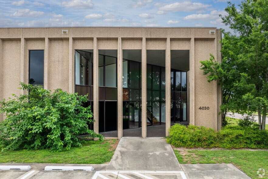 4030 Bluebonnet Dr, Stafford, TX à vendre - Photo de l’immeuble – Image 2 sur 10