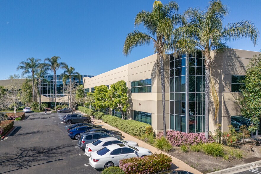 2 South Pointe Dr, Lake Forest, CA à louer - Photo principale – Image 1 sur 13