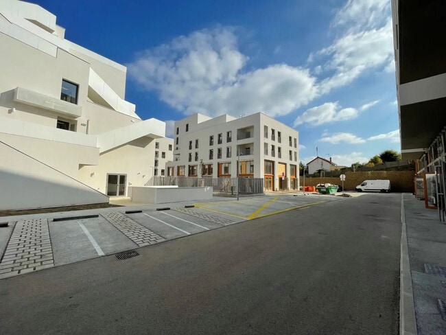 Plus de détails pour Local d'activités à louer