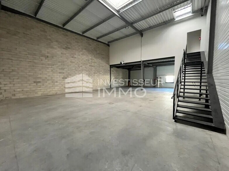 Local d’activités dans Aulnay-sous-Bois à louer - Photo de l’immeuble – Image 1 sur 5