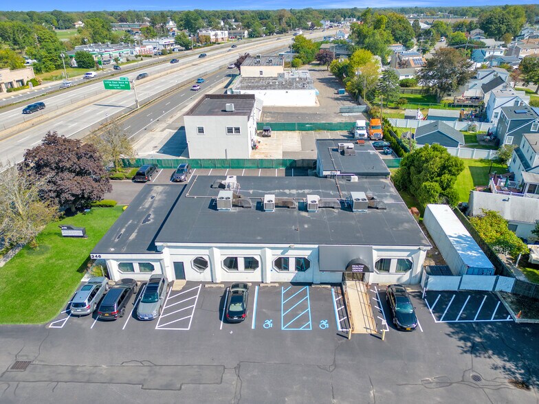 346 Sunrise Hwy, West Babylon, NY à louer - Aérien – Image 2 sur 5