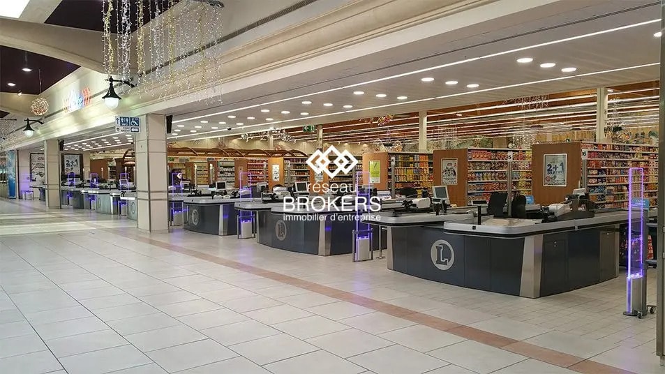 Local commercial dans Les Angles à louer - Photo de l’immeuble – Image 2 sur 3