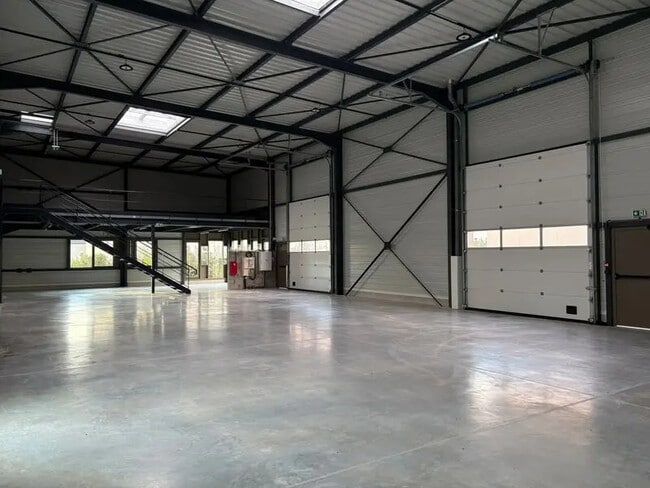 Plus de détails pour 60 Chemin De La Petite Gare, Jons - Local d’activités à vendre