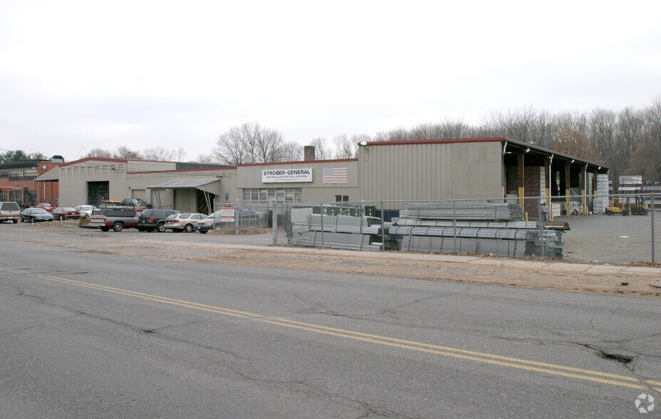 580 Tolland St, East Hartford, CT à louer - Photo de l’immeuble – Image 2 sur 5