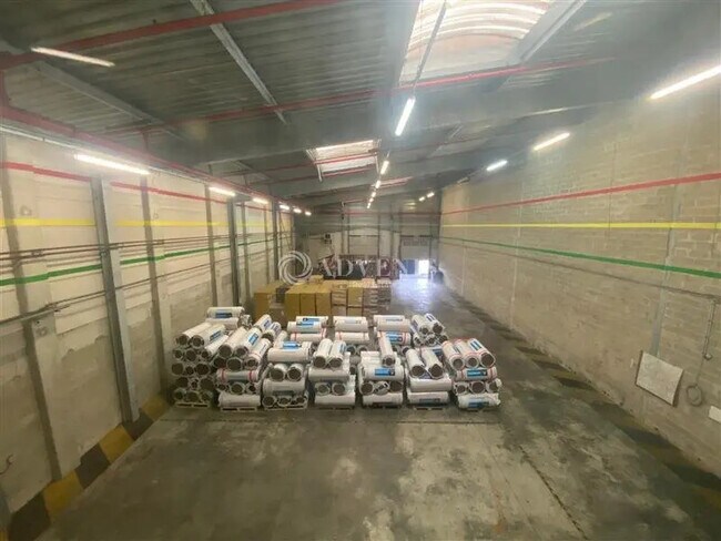 Plus de détails pour Local d'activités à louer