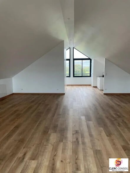 Local commercial dans Criquebeuf-sur-Seine à louer - Photo de l’immeuble – Image 1 sur 4