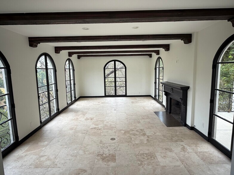 1301 N Beverly Dr, Beverly Hills, CA à vendre - Photo de l’immeuble – Image 2 sur 35