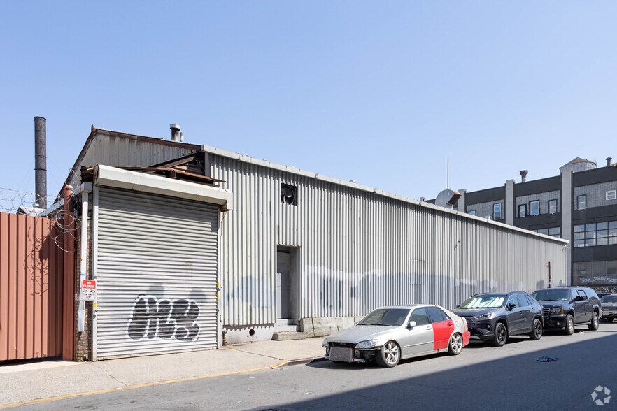 201 Ingraham St, Brooklyn, NY à louer - Photo de l’immeuble – Image 2 sur 6