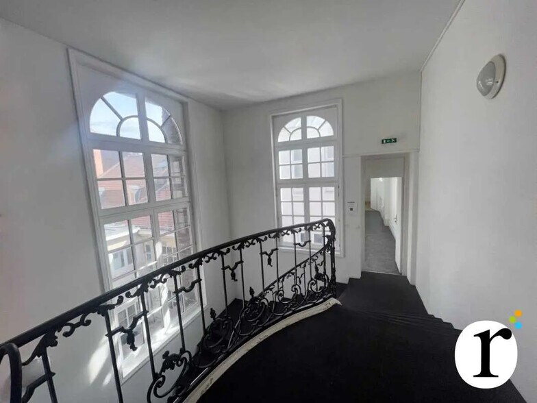Bureau dans Lille à louer - Photo de l’immeuble – Image 2 sur 11