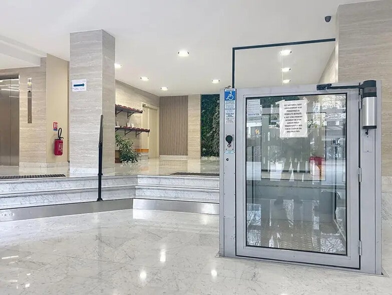 Bureau dans Maisons-Alfort à vendre - Hall d’entrée – Image 1 sur 13