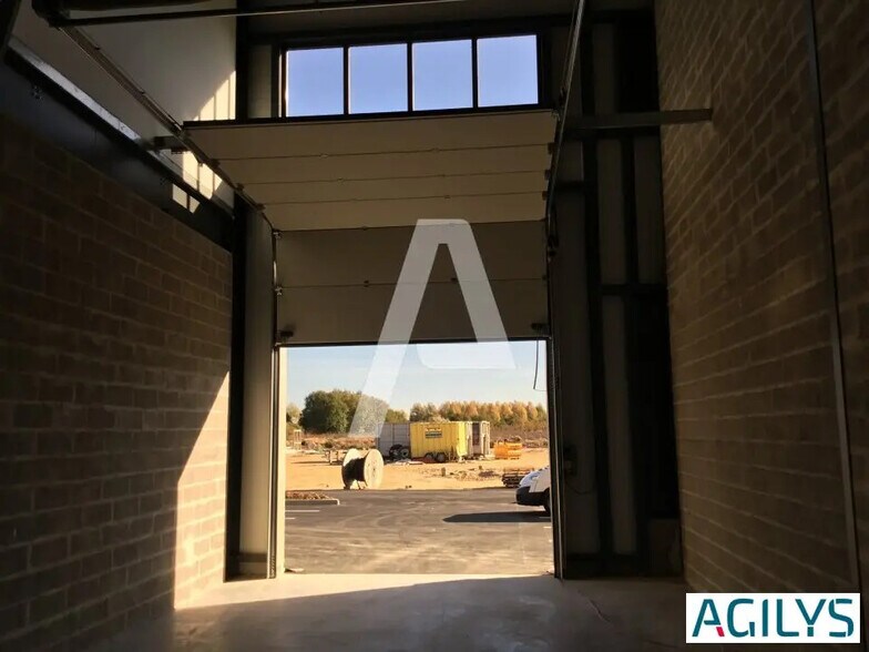 Local d’activités dans Saint-Pierre-du-Perray à louer - Photo de l’immeuble – Image 2 sur 7