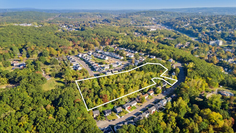 00 Halperin Court, Waterbury, CT à vendre - Photo de l’immeuble – Image 3 sur 7